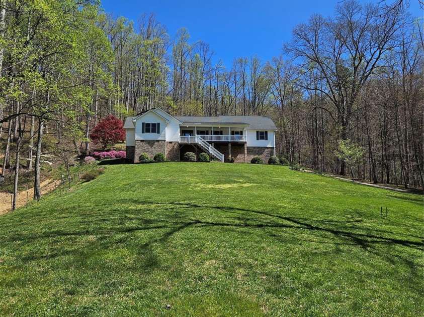 34 Garren Mountain Lane, Fairview, NC 28730.  MLS# CAR4243261, YatesRealty ID 11382. 