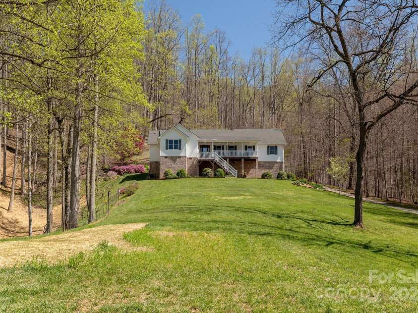 34 Garren Mountain Lane, Fairview, NC 28730.  MLS# CAR4243261, YatesRealty ID 11382. 