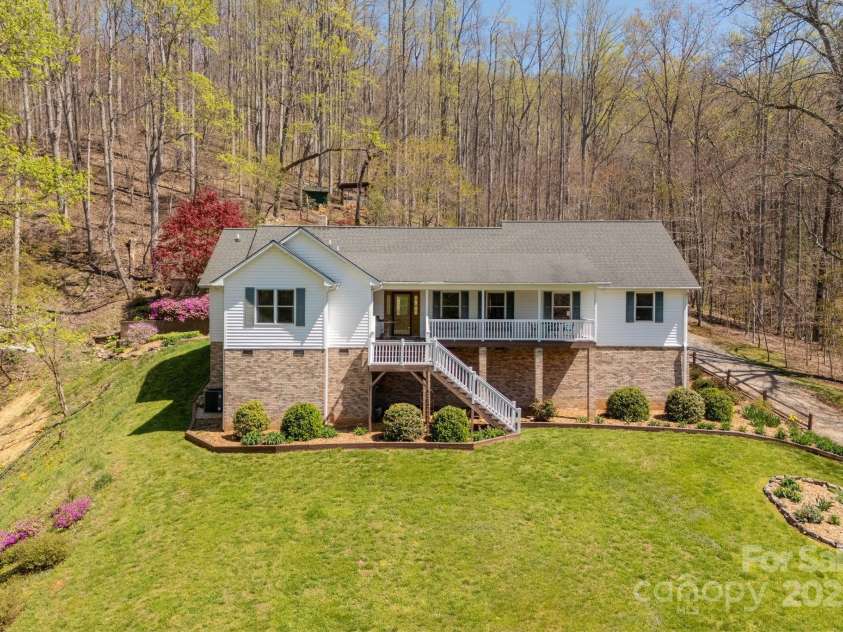 34 Garren Mountain Lane, Fairview, NC 28730.  MLS# CAR4243261, YatesRealty ID 11382. 