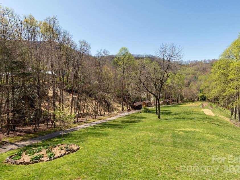 34 Garren Mountain Lane, Fairview, NC 28730.  MLS# CAR4243261, YatesRealty ID 11382. 