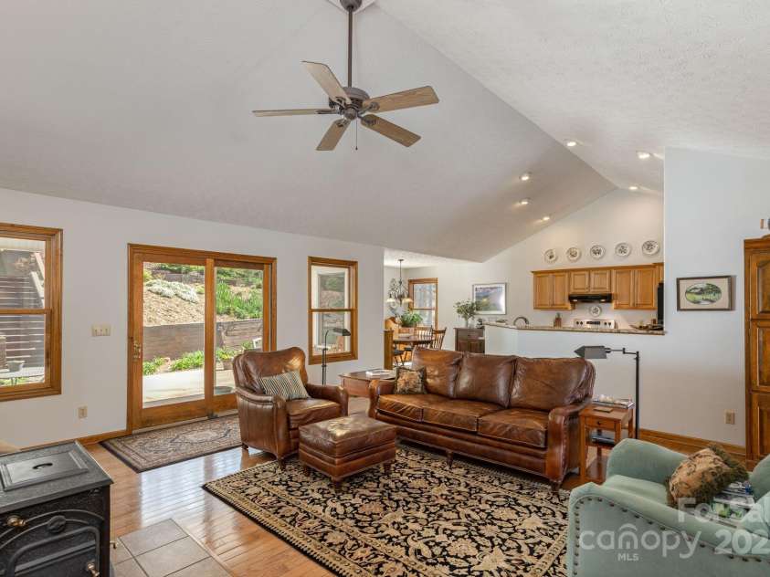 34 Garren Mountain Lane, Fairview, NC 28730.  MLS# CAR4243261, YatesRealty ID 11382. 