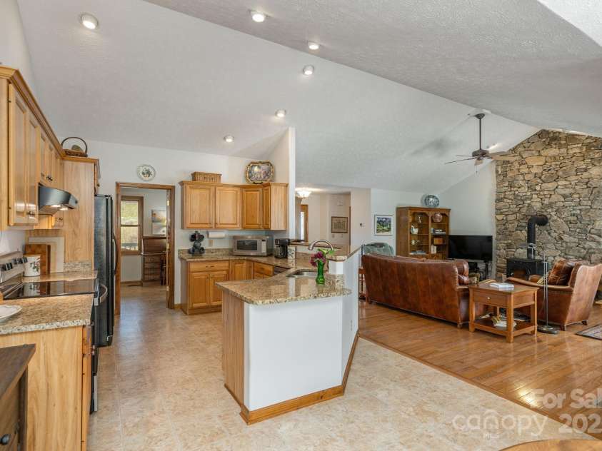 34 Garren Mountain Lane, Fairview, NC 28730.  MLS# CAR4243261, YatesRealty ID 11382. 