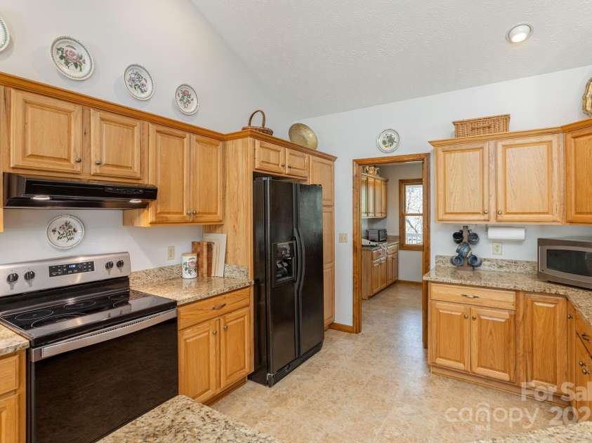 34 Garren Mountain Lane, Fairview, NC 28730.  MLS# CAR4243261, YatesRealty ID 11382. 