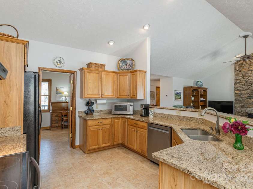 34 Garren Mountain Lane, Fairview, NC 28730.  MLS# CAR4243261, YatesRealty ID 11382. 