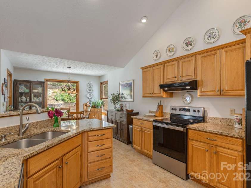 34 Garren Mountain Lane, Fairview, NC 28730.  MLS# CAR4243261, YatesRealty ID 11382. 