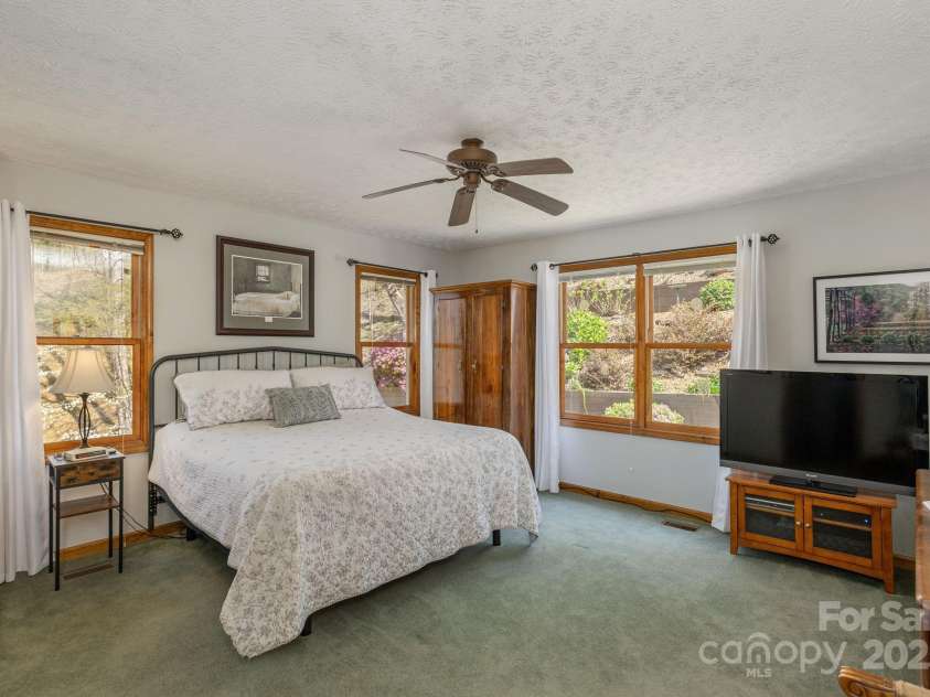 34 Garren Mountain Lane, Fairview, NC 28730.  MLS# CAR4243261, YatesRealty ID 11382. 