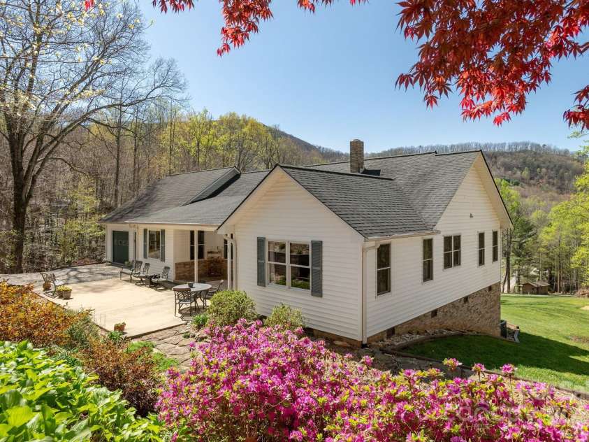 34 Garren Mountain Lane, Fairview, NC 28730.  MLS# CAR4243261, YatesRealty ID 11382. 