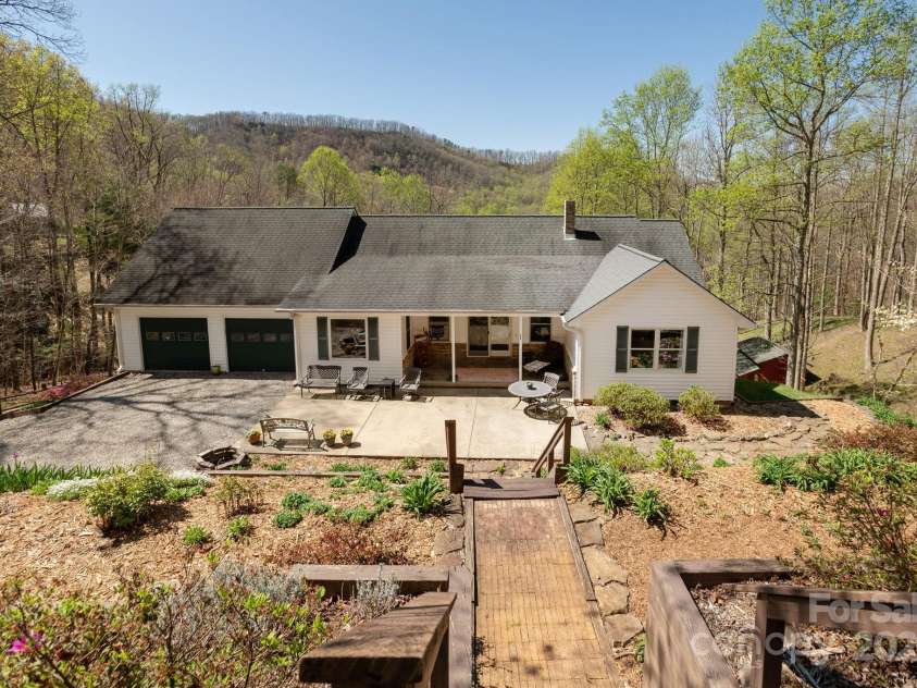 34 Garren Mountain Lane, Fairview, NC 28730.  MLS# CAR4243261, YatesRealty ID 11382. 