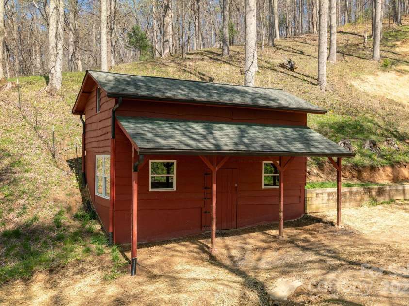 34 Garren Mountain Lane, Fairview, NC 28730.  MLS# CAR4243261, YatesRealty ID 11382. 