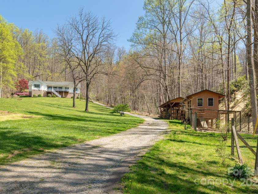 34 Garren Mountain Lane, Fairview, NC 28730.  MLS# CAR4243261, YatesRealty ID 11382. 
