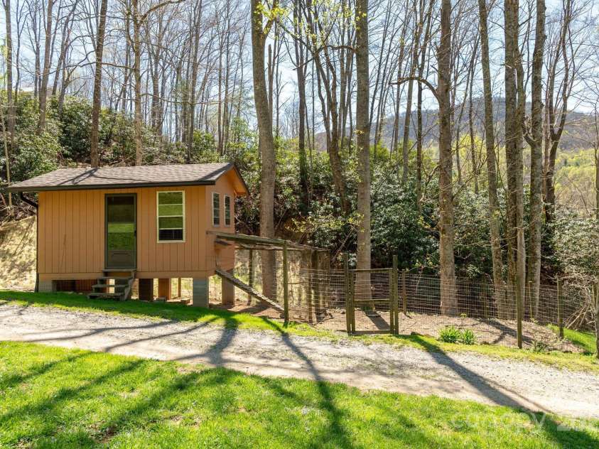 34 Garren Mountain Lane, Fairview, NC 28730.  MLS# CAR4243261, YatesRealty ID 11382. 