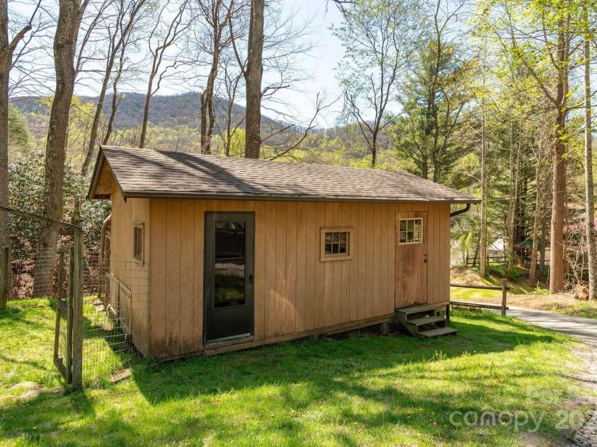 34 Garren Mountain Lane, Fairview, NC 28730.  MLS# CAR4243261, YatesRealty ID 11382. 