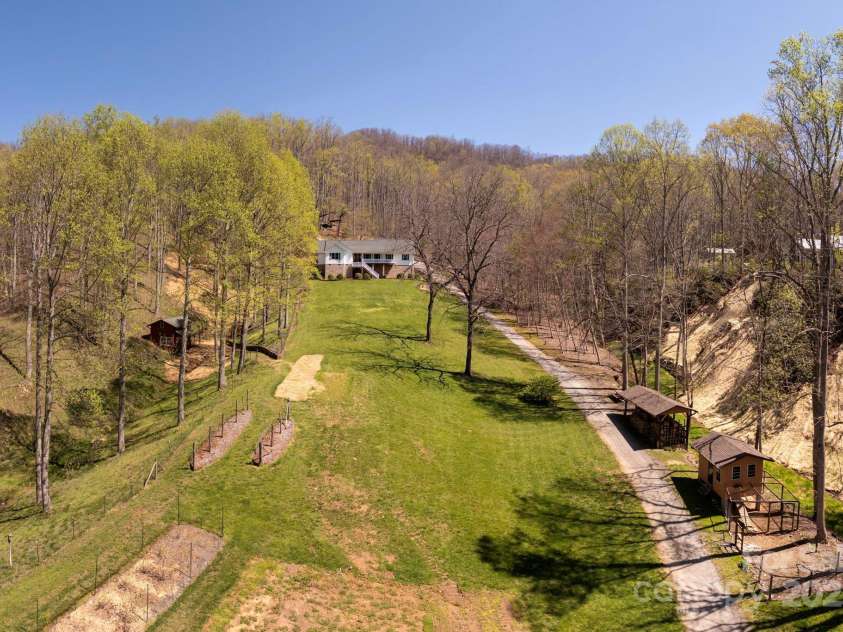 34 Garren Mountain Lane, Fairview, NC 28730.  MLS# CAR4243261, YatesRealty ID 11382. 