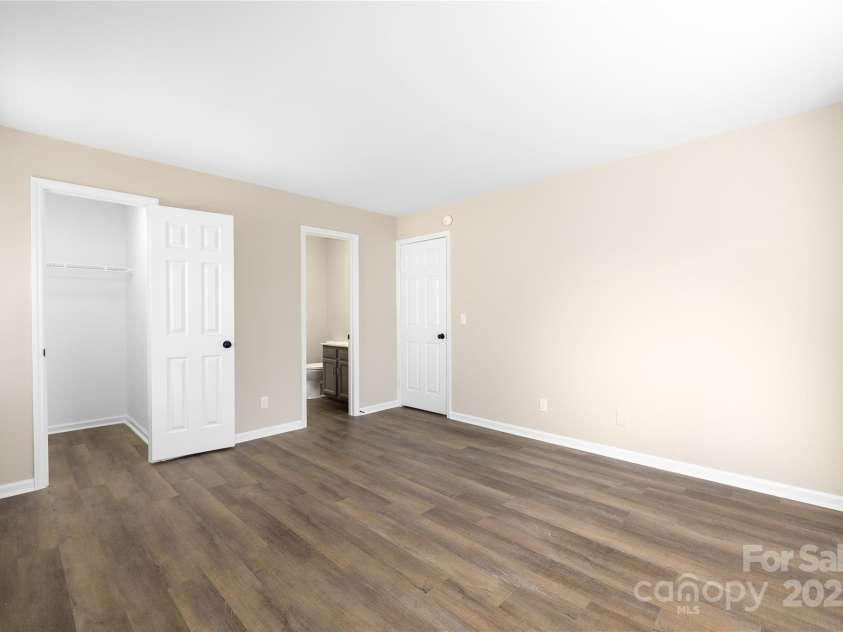 6134 Meadow Rose Lane, Charlotte, NC 28215.  MLS# CAR4232573, YatesRealty ID 11386. 