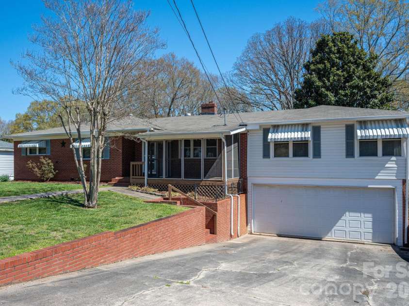 608 State Street, Lincolnton, NC 28092.  MLS# CAR4359790, YatesRealty ID 11390. 