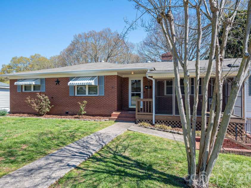 608 State Street, Lincolnton, NC 28092.  MLS# CAR4359790, YatesRealty ID 11390. 