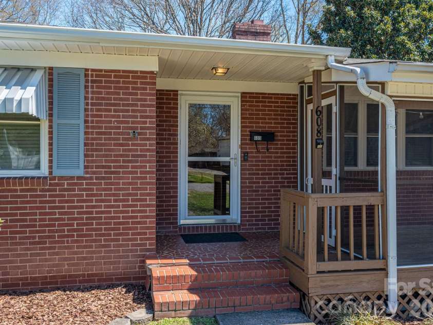 608 State Street, Lincolnton, NC 28092.  MLS# CAR4359790, YatesRealty ID 11390. 