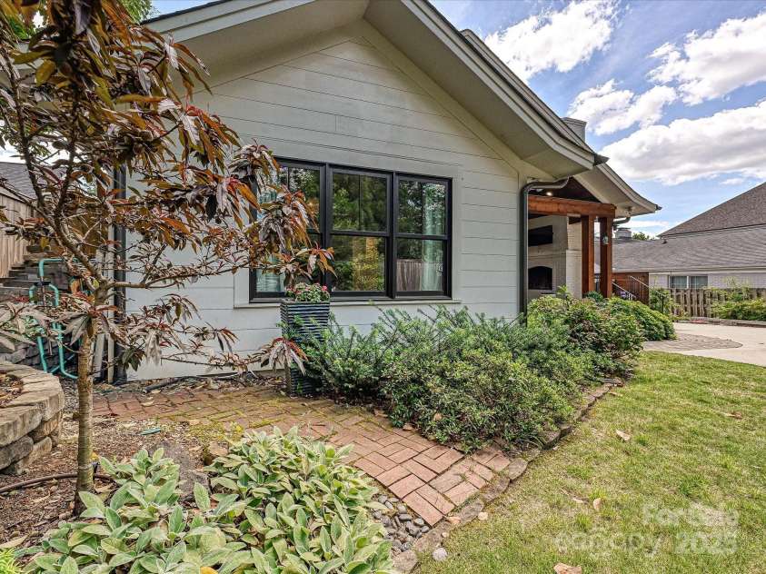 1139 Yale Place, Charlotte, NC 28209.  MLS# CAR4255614, YatesRealty ID 11393. 