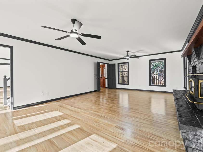8 Indian Ridge Road, Asheville, NC 28803.  MLS# CAR4340441, YatesRealty ID 11393. 