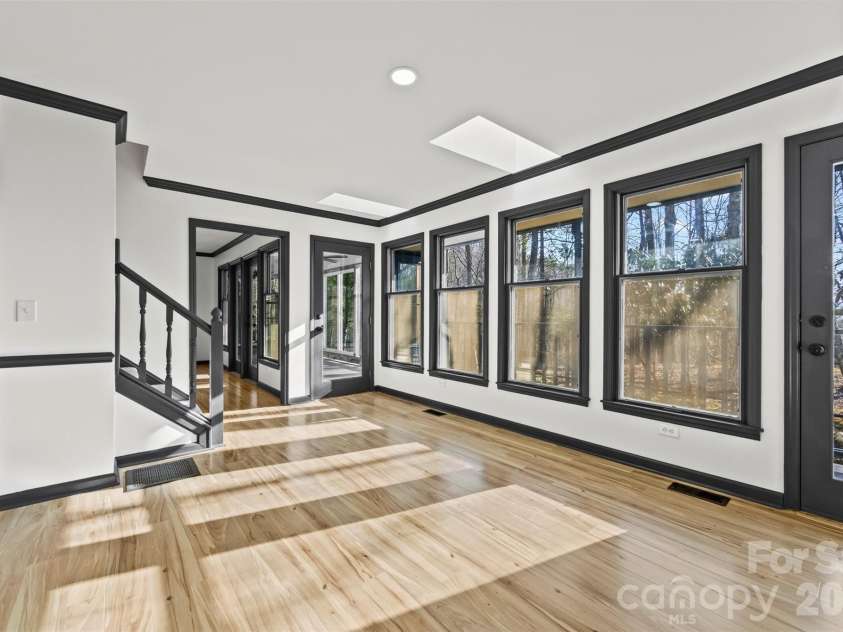8 Indian Ridge Road, Asheville, NC 28803.  MLS# CAR4340441, YatesRealty ID 11393. 