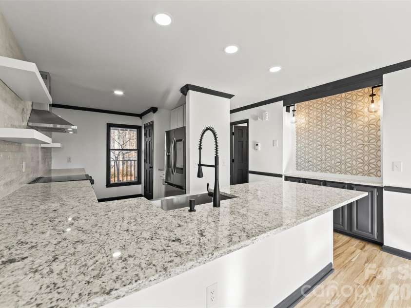8 Indian Ridge Road, Asheville, NC 28803.  MLS# CAR4340441, YatesRealty ID 11393. 