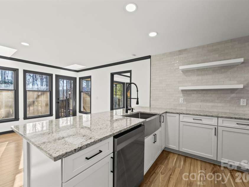 8 Indian Ridge Road, Asheville, NC 28803.  MLS# CAR4340441, YatesRealty ID 11393. 