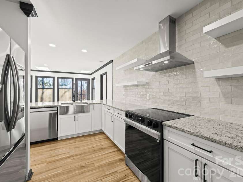 8 Indian Ridge Road, Asheville, NC 28803.  MLS# CAR4340441, YatesRealty ID 11393. 