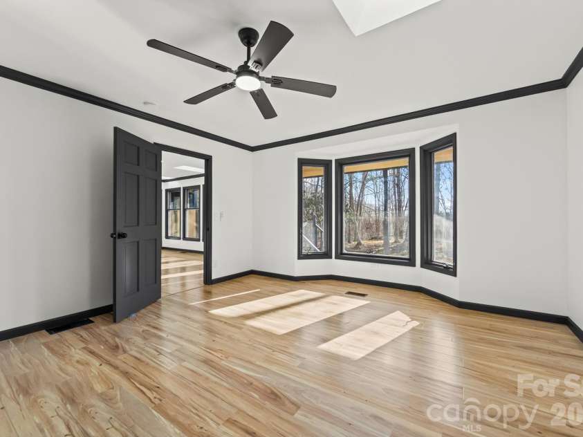 8 Indian Ridge Road, Asheville, NC 28803.  MLS# CAR4340441, YatesRealty ID 11393. 