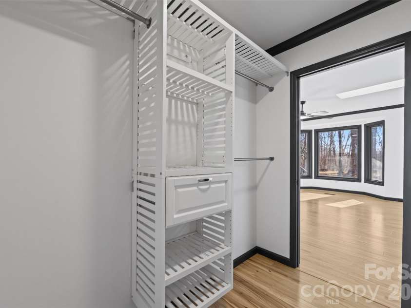 8 Indian Ridge Road, Asheville, NC 28803.  MLS# CAR4340441, YatesRealty ID 11393. 