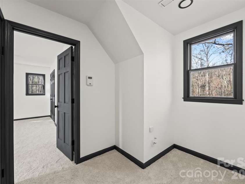 8 Indian Ridge Road, Asheville, NC 28803.  MLS# CAR4340441, YatesRealty ID 11393. 