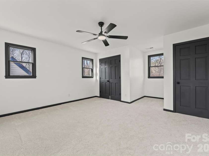 8 Indian Ridge Road, Asheville, NC 28803.  MLS# CAR4340441, YatesRealty ID 11393. 