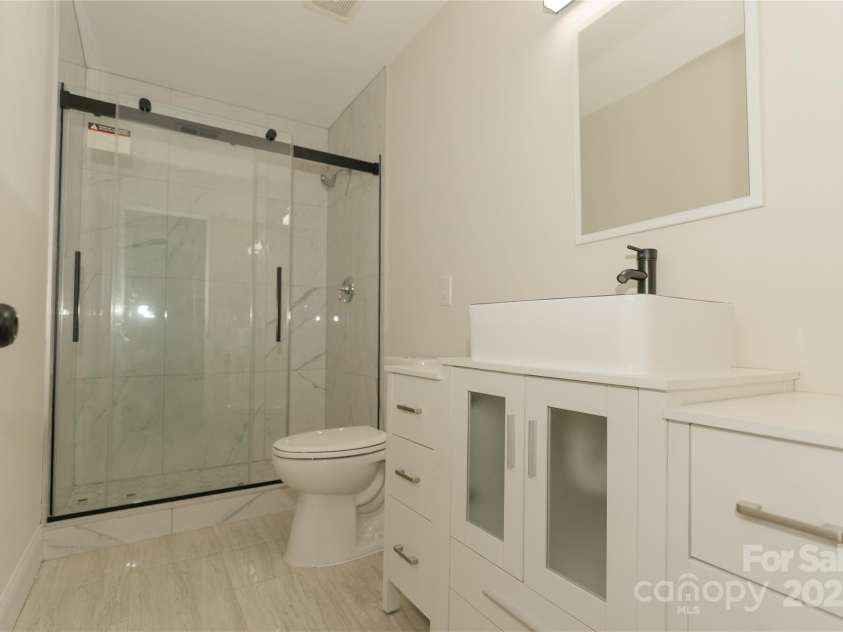 4410 Laurel Twig Court, Charlotte, NC 28215.  MLS# CAR4251605, YatesRealty ID 11395. Hall bathroom upper