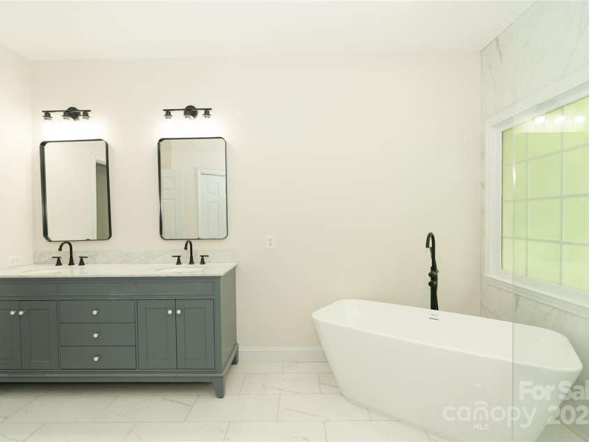 4410 Laurel Twig Court, Charlotte, NC 28215.  MLS# CAR4251605, YatesRealty ID 11395. Primary Bathroom 2