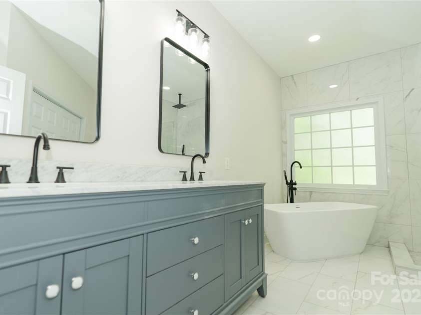 4410 Laurel Twig Court, Charlotte, NC 28215.  MLS# CAR4251605, YatesRealty ID 11395. Primary Bathroom