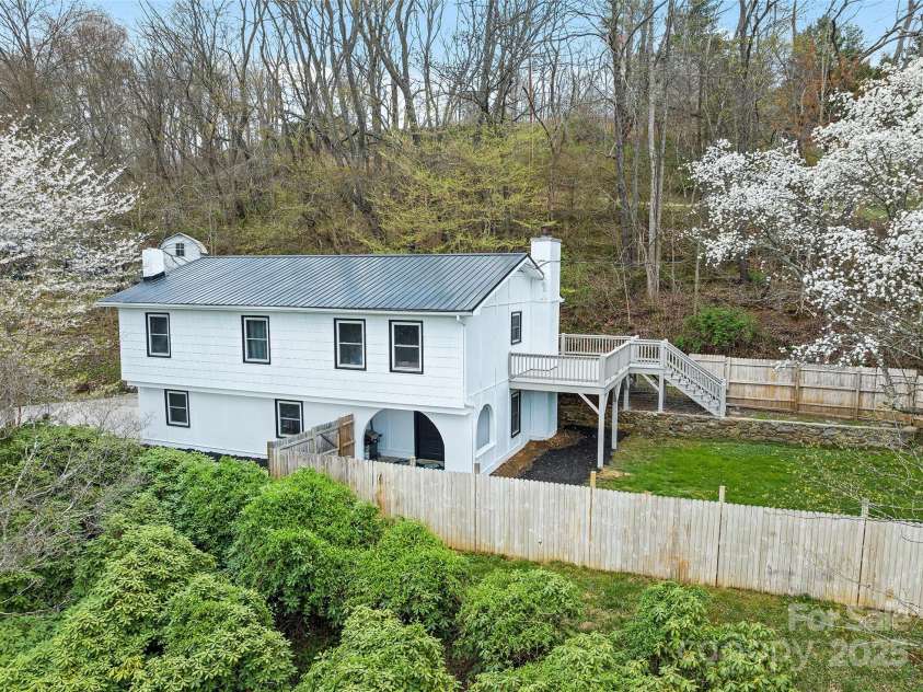 144 Pinehaven Drive, Clyde, NC 28721.  MLS# CAR4242405, YatesRealty ID 11396. 