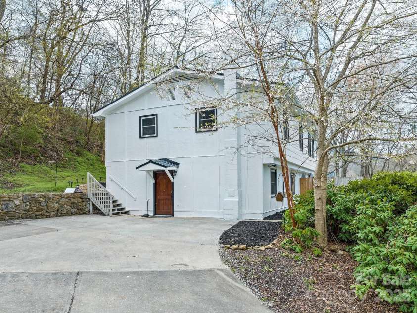 144 Pinehaven Drive, Clyde, NC 28721.  MLS# CAR4242405, YatesRealty ID 11396. 