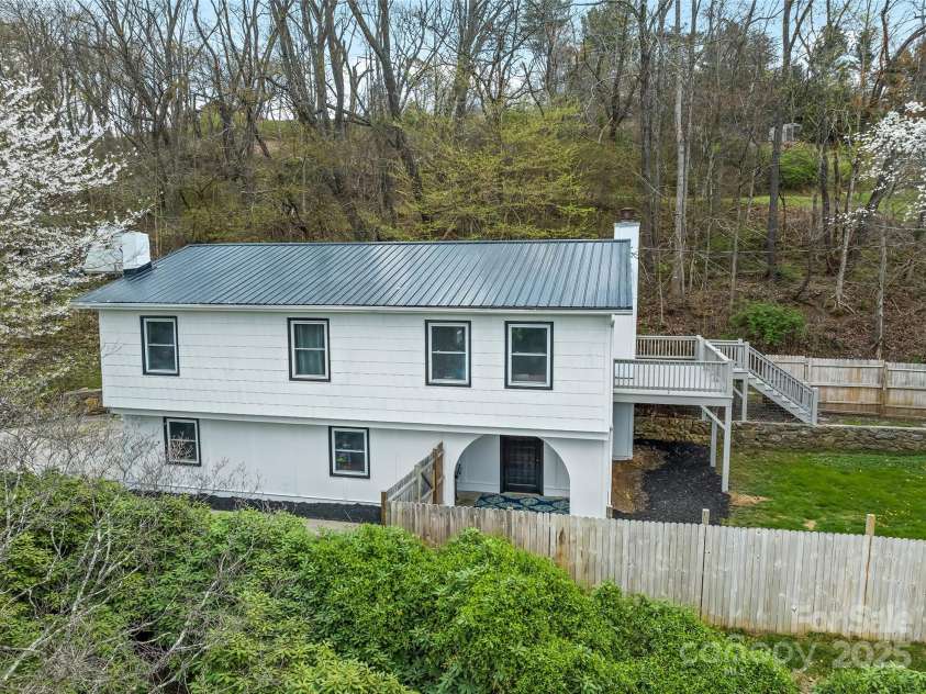 144 Pinehaven Drive, Clyde, NC 28721.  MLS# CAR4242405, YatesRealty ID 11396. 