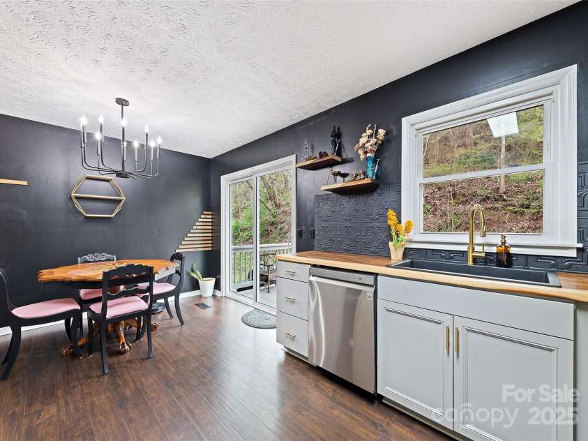 144 Pinehaven Drive, Clyde, NC 28721.  MLS# CAR4242405, YatesRealty ID 11396. 