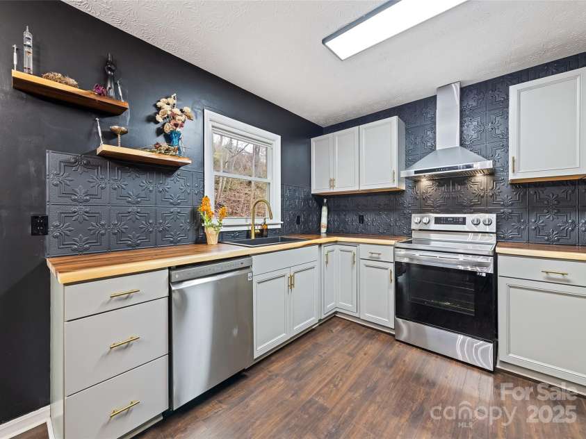 144 Pinehaven Drive, Clyde, NC 28721.  MLS# CAR4242405, YatesRealty ID 11396. 