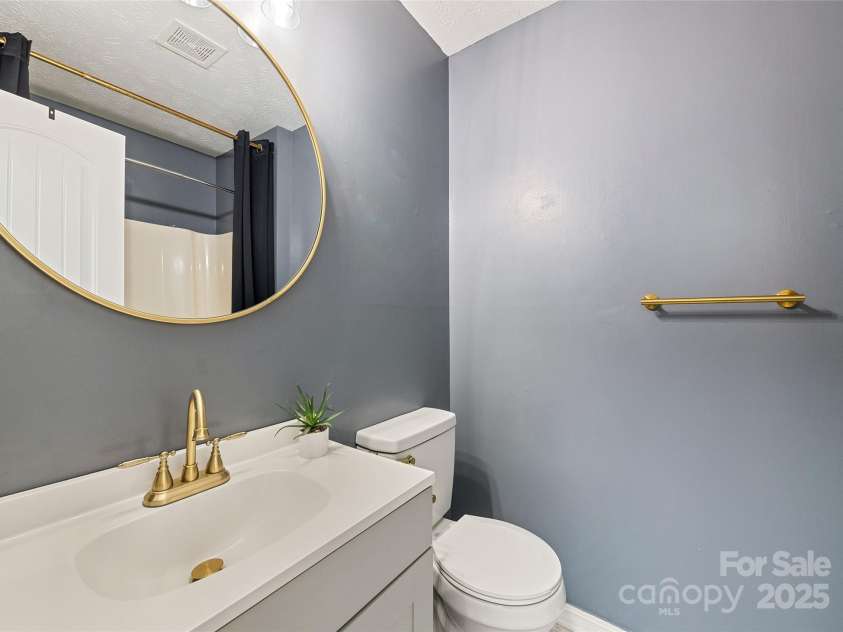 144 Pinehaven Drive, Clyde, NC 28721.  MLS# CAR4242405, YatesRealty ID 11396. Main fl full bath in hall