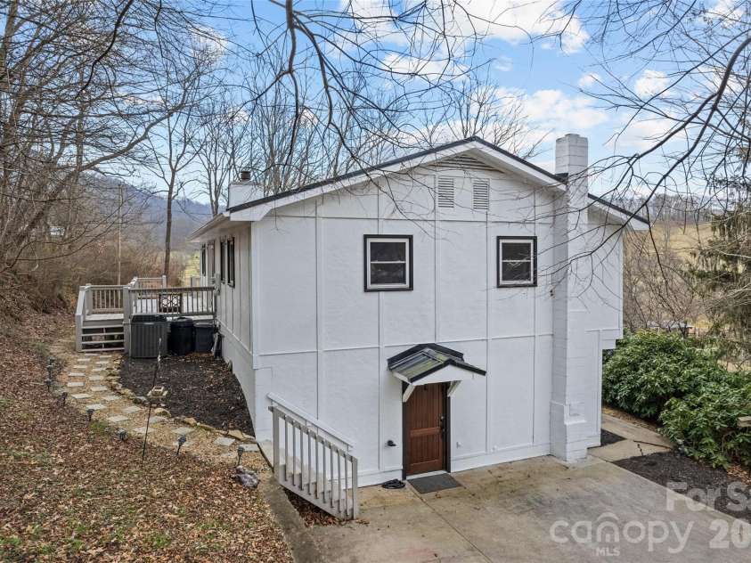 144 Pinehaven Drive, Clyde, NC 28721.  MLS# CAR4331231, YatesRealty ID 11396. 