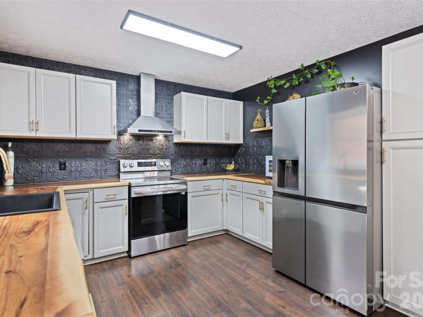 144 Pinehaven Drive, Clyde, NC 28721.  MLS# CAR4331231, YatesRealty ID 11396. 