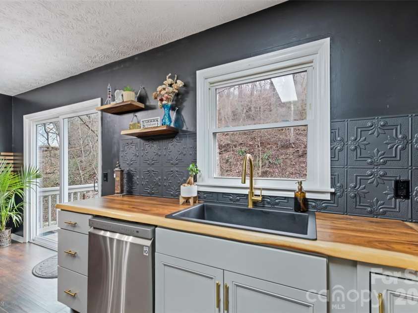 144 Pinehaven Drive, Clyde, NC 28721.  MLS# CAR4331231, YatesRealty ID 11396. 