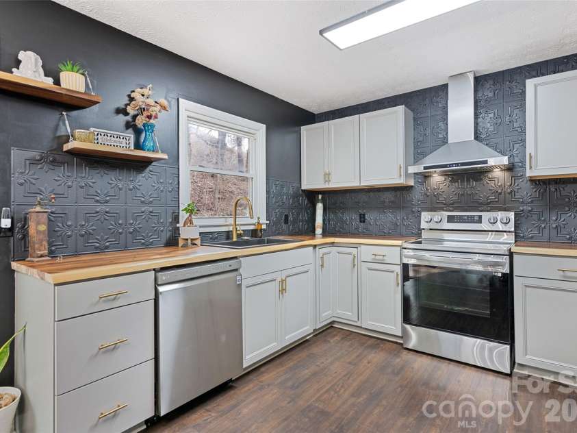 144 Pinehaven Drive, Clyde, NC 28721.  MLS# CAR4331231, YatesRealty ID 11396. 