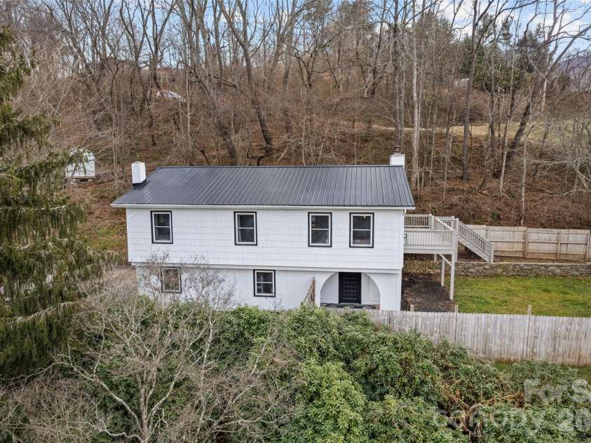 144 Pinehaven Drive, Clyde, NC 28721.  MLS# CAR4331231, YatesRealty ID 11396. 