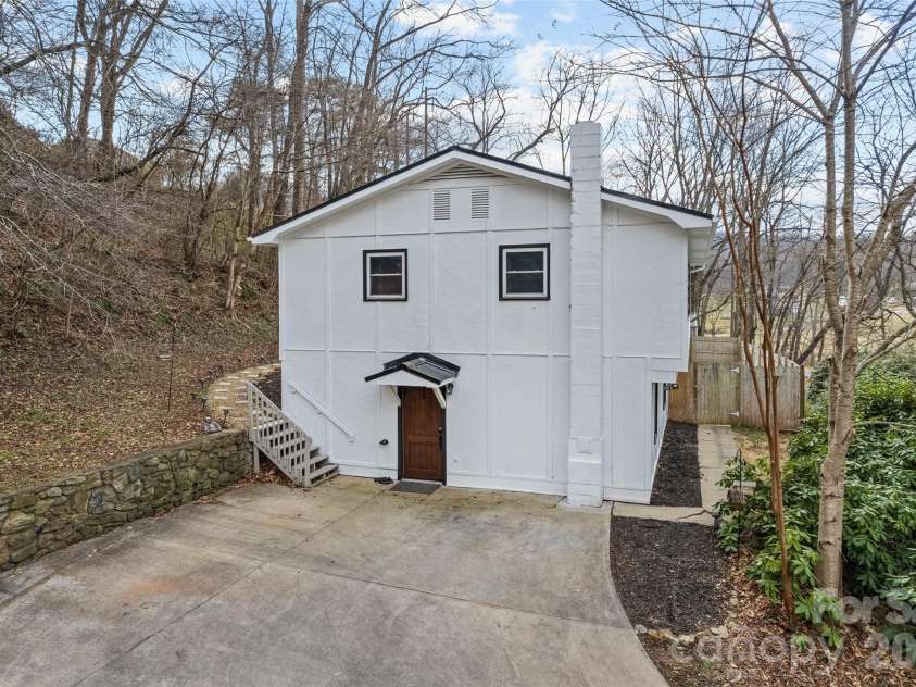 144 Pinehaven Drive, Clyde, NC 28721.  MLS# CAR4331231, YatesRealty ID 11396. 