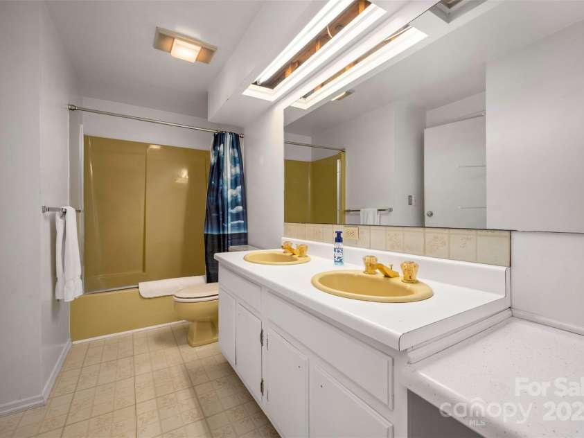 320 Hillswick Road, Tryon, NC 28782.  MLS# CAR4240021, YatesRealty ID 11400. 