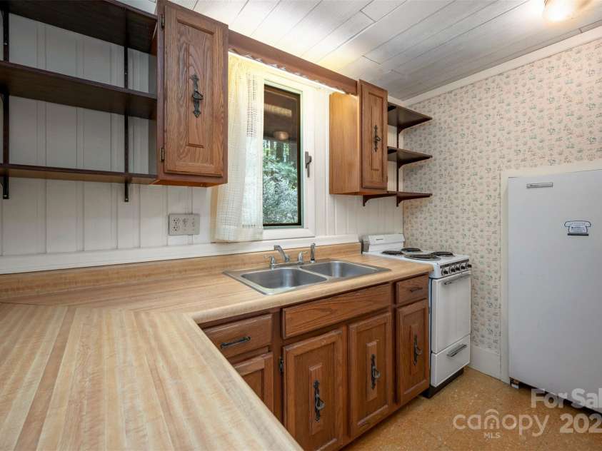 320 Hillswick Road, Tryon, NC 28782.  MLS# CAR4240021, YatesRealty ID 11400. 