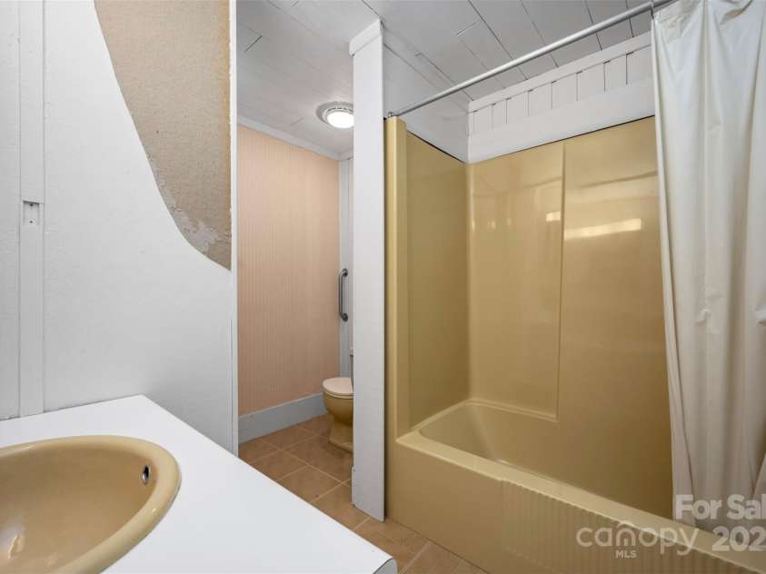 320 Hillswick Road, Tryon, NC 28782.  MLS# CAR4240021, YatesRealty ID 11400. 