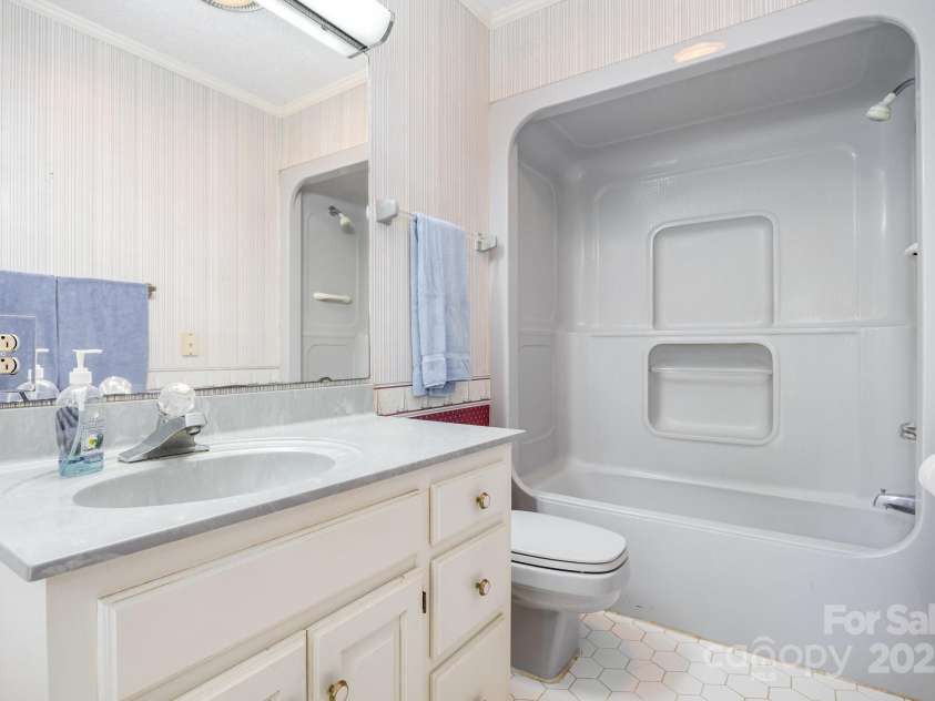 240 Partridge Run, Salisbury, NC 28147.  MLS# CAR4305095, YatesRealty ID 11401. This bath sits between two bathrooms, each having its own access.